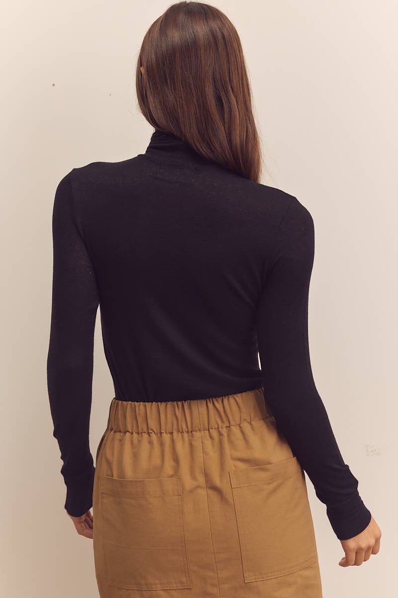 Wool blend lightweight knit turtle-neck