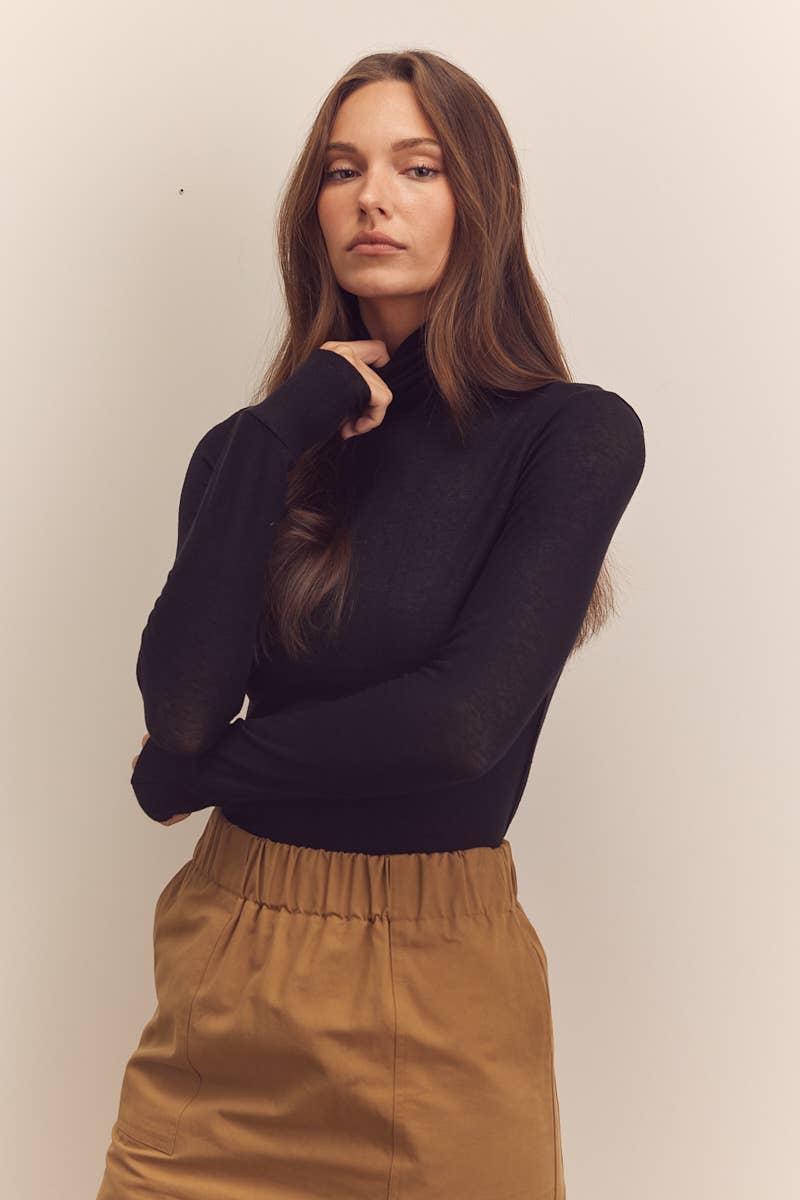 Wool blend lightweight knit turtle-neck