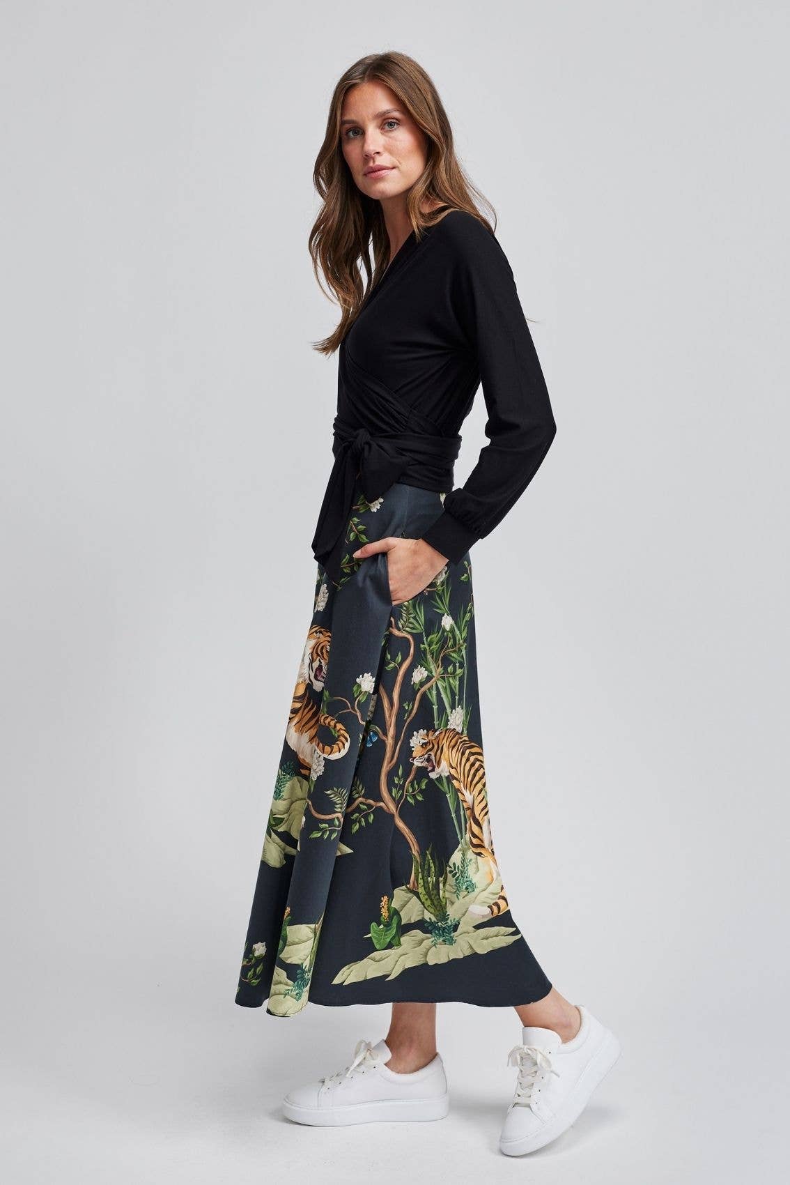 Maxi skirt with tiger print black